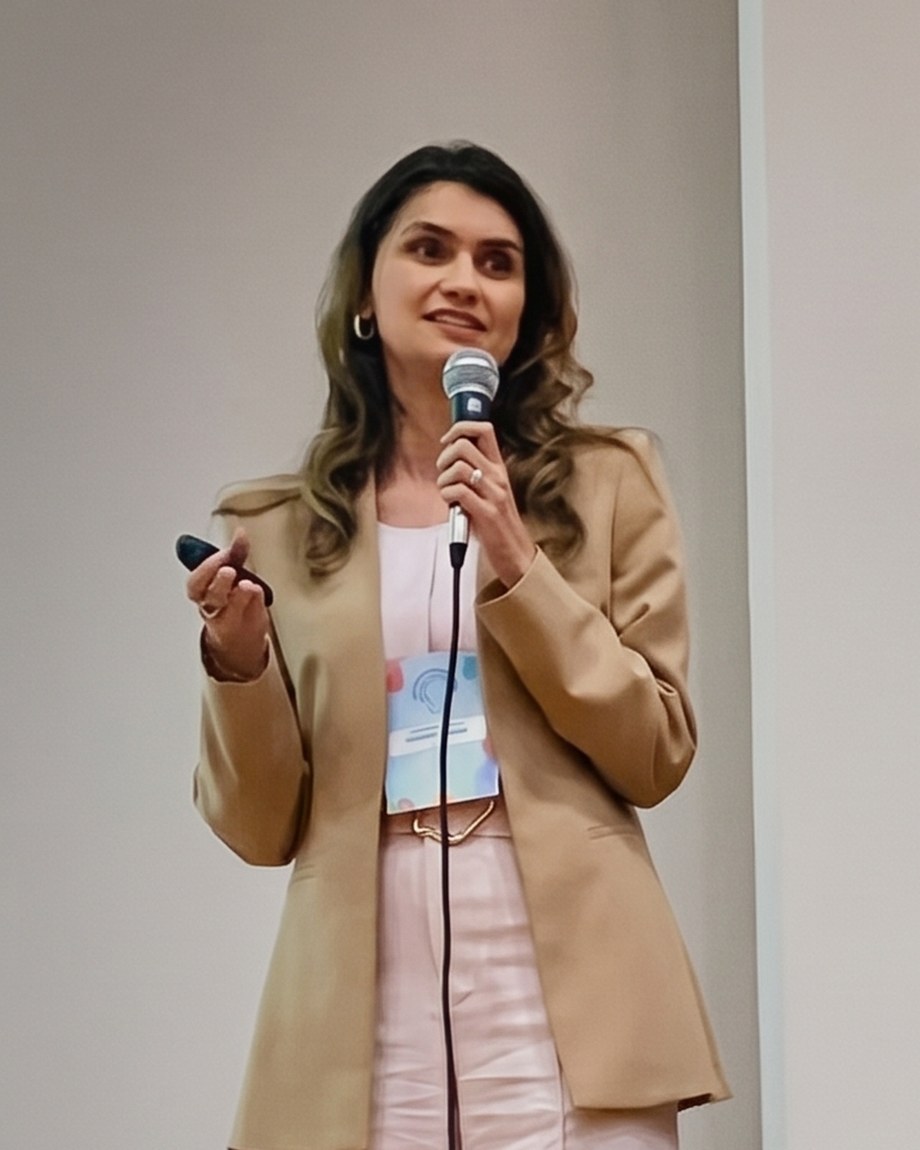 Dra. Andréa Coradine palestrando no Curso de Atualização em Aleitamento Materno da Sociedade Paranaense de Pediatria